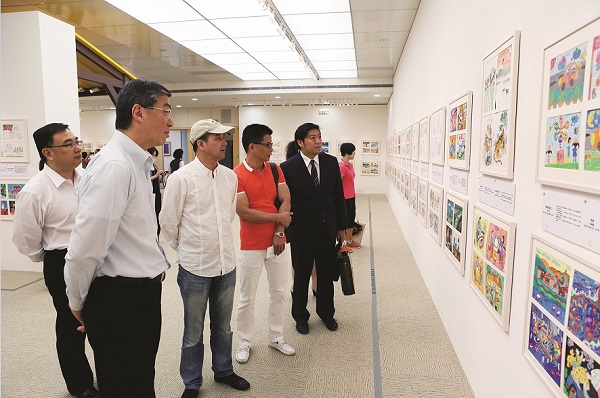 中國對外友好協會理事王儉中（右三）來台，在創價至善文化會館觀賞兩岸兒童畫展